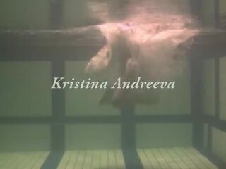 ブルネット ティーン クリスティーナ andreeva swims 裸 で ザ· プール