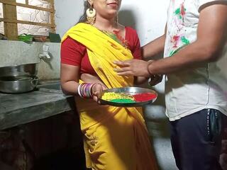 Holi נָקוּב מְפַתֶה bhabhi ko color lagakar מטבח לעמוד נָקוּב | xhamster