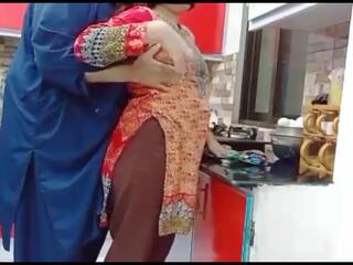 Pakistansk kone anal hull knullet i den kjøkken mens hun er arbeider med klart audio