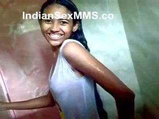 Индийски тийн чукане в публичен душ - (desiscandals.net)