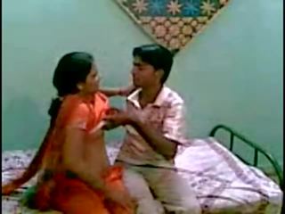 Lahodný immature indické volania dievča secretly natočený zatiaľ čo dostal položený