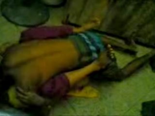 Indisk skjønn typical landsby babe chudai på gulv i skjult kamera - wowmoyback
