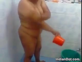 Великий індійська жінка washing її товста тіло