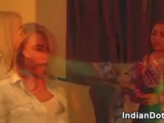 Indisch vrouwelijke dominantie abuses haar blank slaaf vriendin
