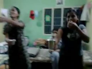 North indisch meisjes proberen naar drank bier in hun gastheer