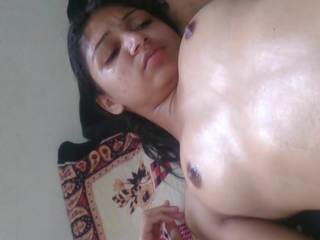 Índia amada obtendo um oleoso corpo massagem, sexo clipe mov 15