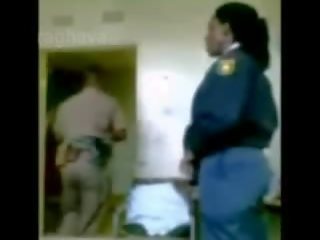 Polícia šéf teší samice junior dôstojník skrytý semeno