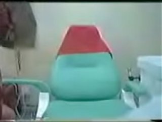Medico uomo scopa indiano mamma in il ospedale