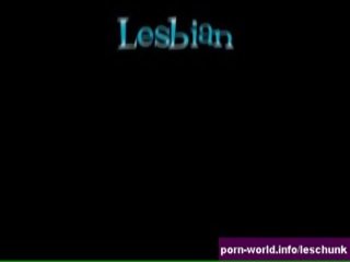 Ronde lesbiennes jouant avec double gode