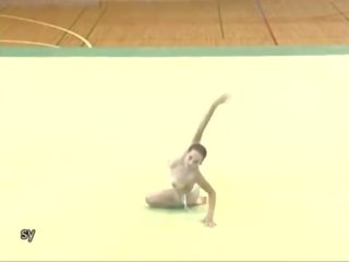 Corina gör toppmindre gymnastics