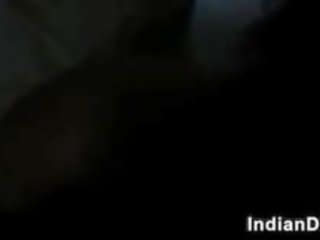 Indisk kvinne suging noen peter punkt av utsikt