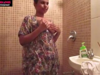 Amateur indisch babes seks video- lelie masturbatie in douche