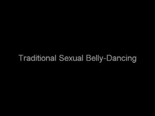 Sedusive indické mladý žena robí the traditional sexuálne brucho tancujúce