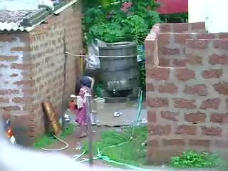 Klocka detta två fantastiskt sri lankan ung lady få bad i utomhus