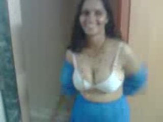 Indian aunty scoate ei rochie , expose ei mare boo